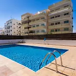 Calina - 3br W Pool & Balcony In Mackenzie