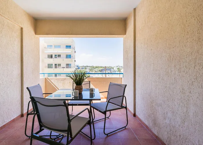 Calina - 3br W Pool & Balcony In Mackenzie