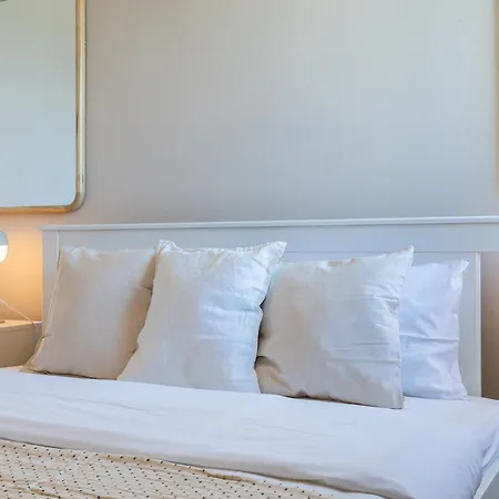 Calina - 3br W Pool & Balcony In Mackenzie Apartment