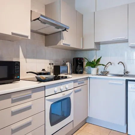 Calina - 3br W Pool & Balcony In Mackenzie Apartment