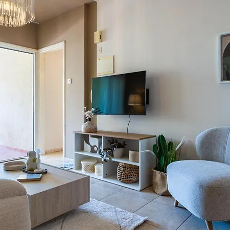 Calina - 3br W Pool & Balcony In Mackenzie Larnaka